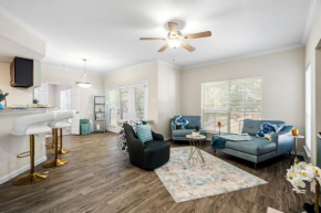 Upscale City Apartment with Pool , Fitness Center